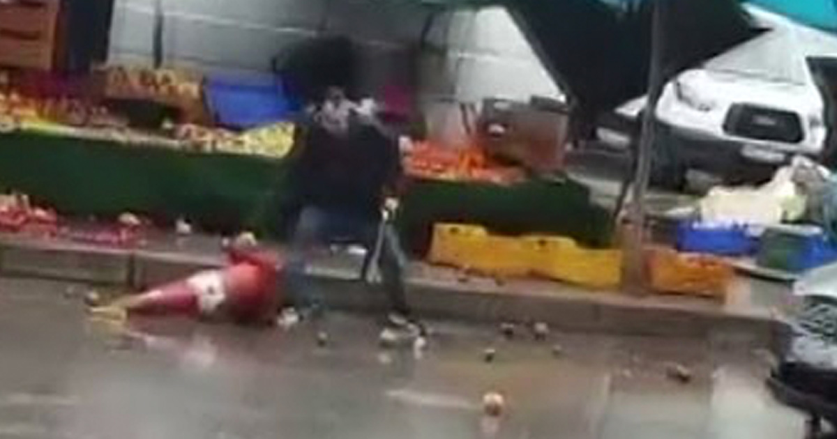 Sinir krizi geçiren manav ortalığı birbirine kattı 