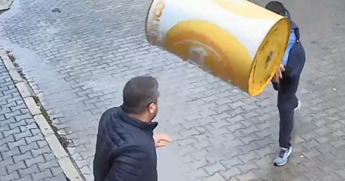 Kavgada eline geçirdiği varil, parke taşı ve masayı karşı tarafın üzerine attı 