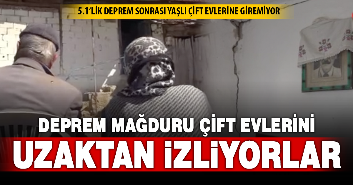 Depremde hasar gören evlerini dışarıdan izliyorlar