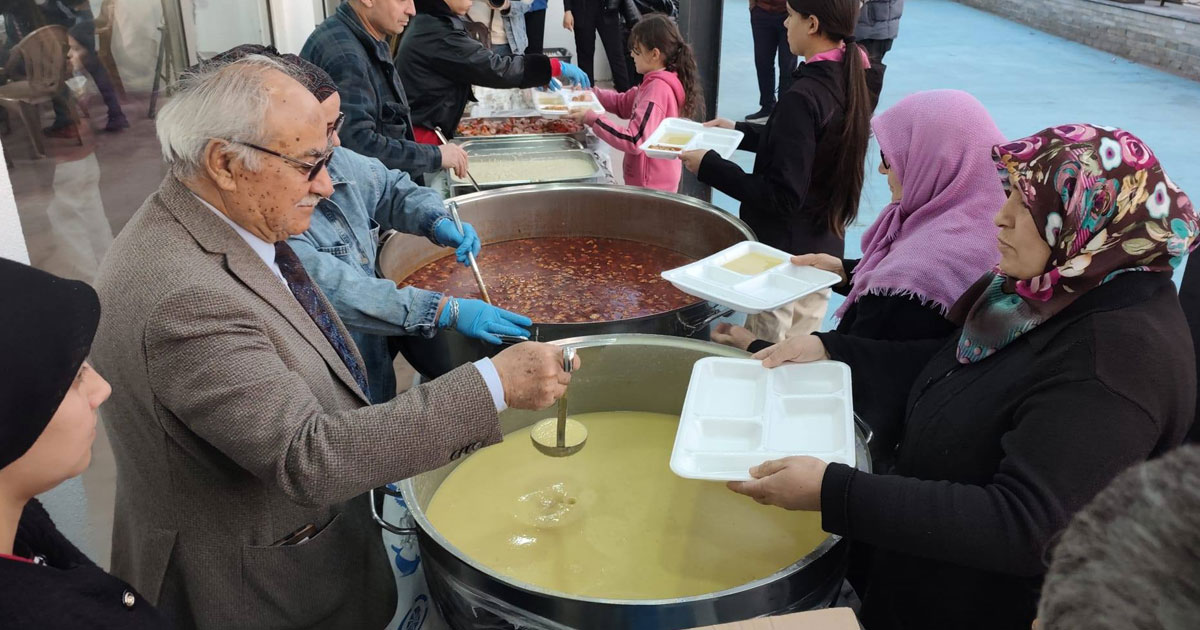 Yemekleri Başkan Gülsever dağıttı