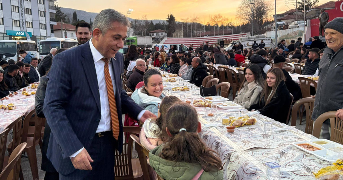 Çal ilçe meydanında sofra kuruldu