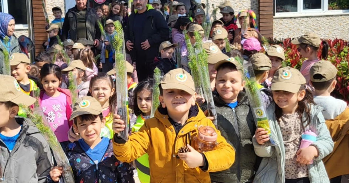 Miniklere fidan hediyesi