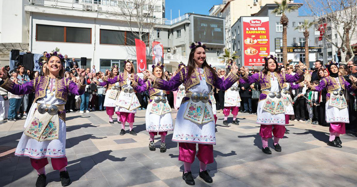 Kadınlar, 8 Mart’ı meydanda kutladı