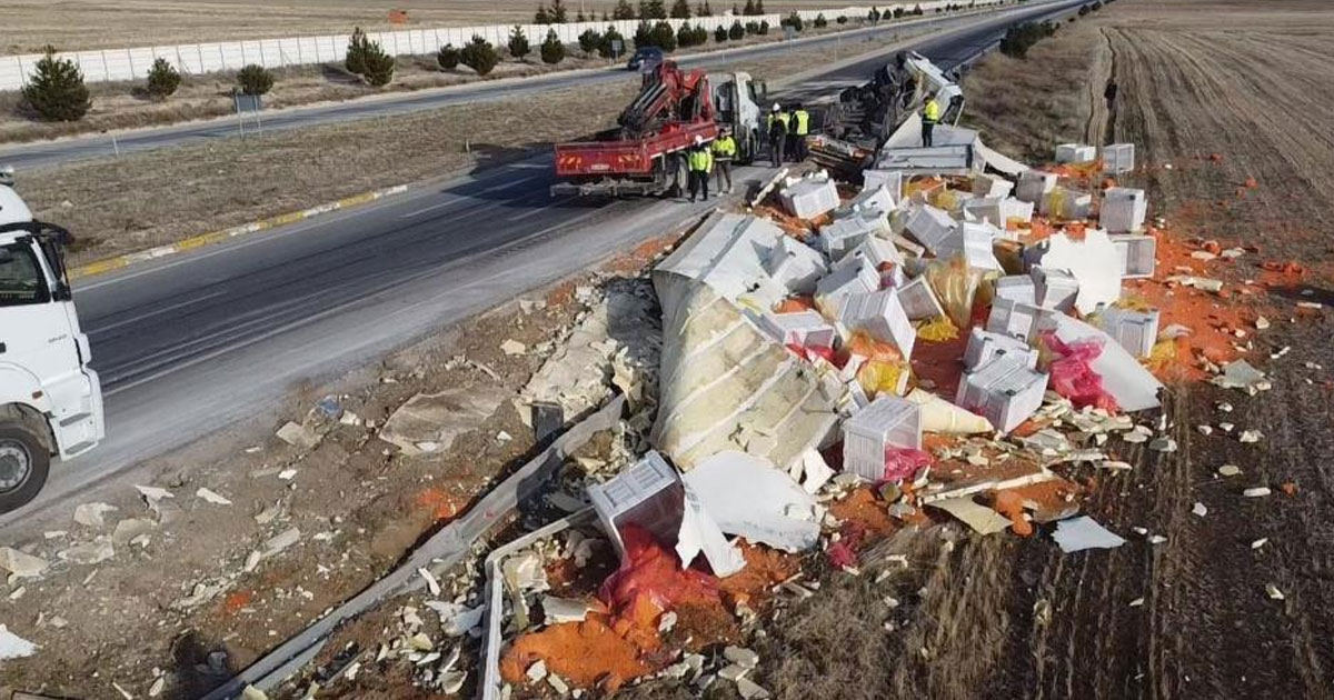 Devrilen tırda 27 ton havuç ziyan oldu