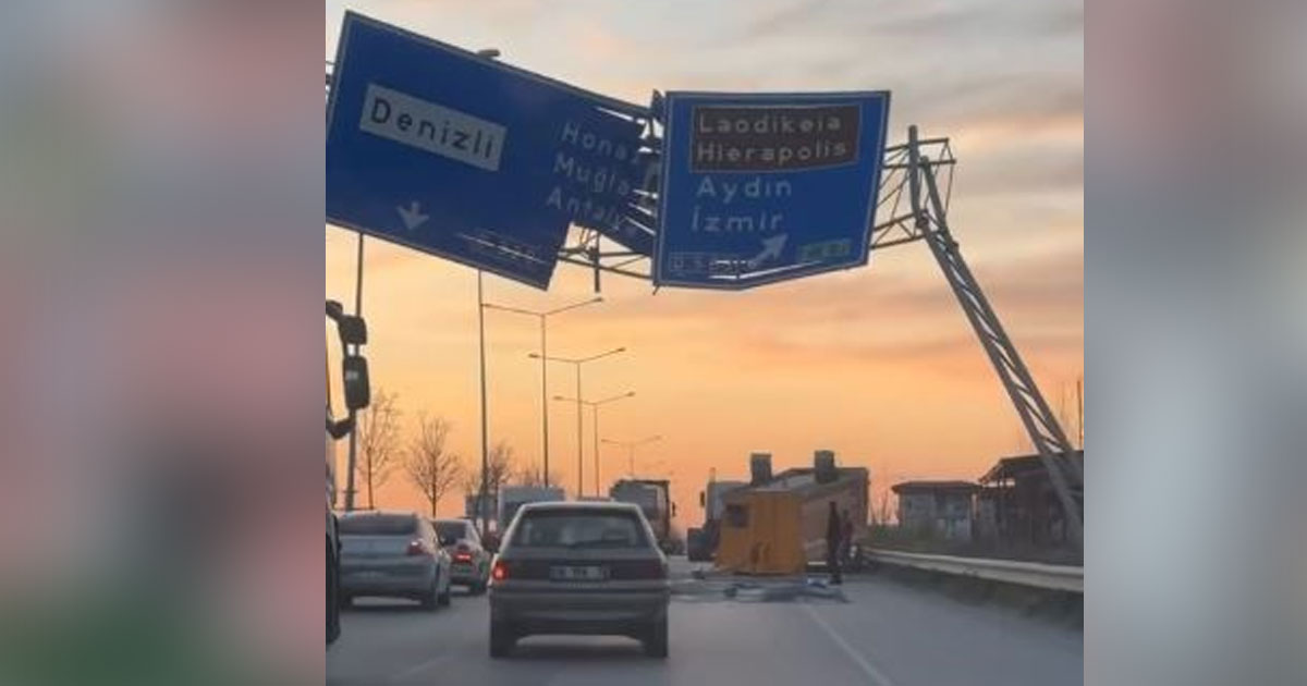 Yönlendirme tabelasına çarpan tırın dorsesi yola savruldu