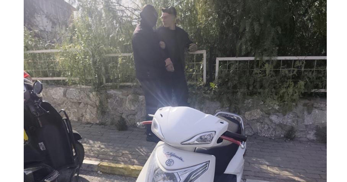 Dur ihtarına uymayıp kaçan motosikletli yayaya çarptı