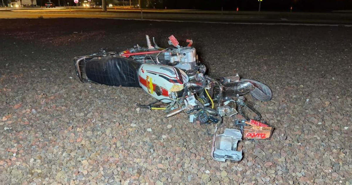 Refüje çarpıp parçalanan motosiklette 2 kişi yaralandı 