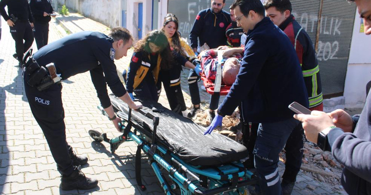5 metre yükseklikten beton zemine düştüler 