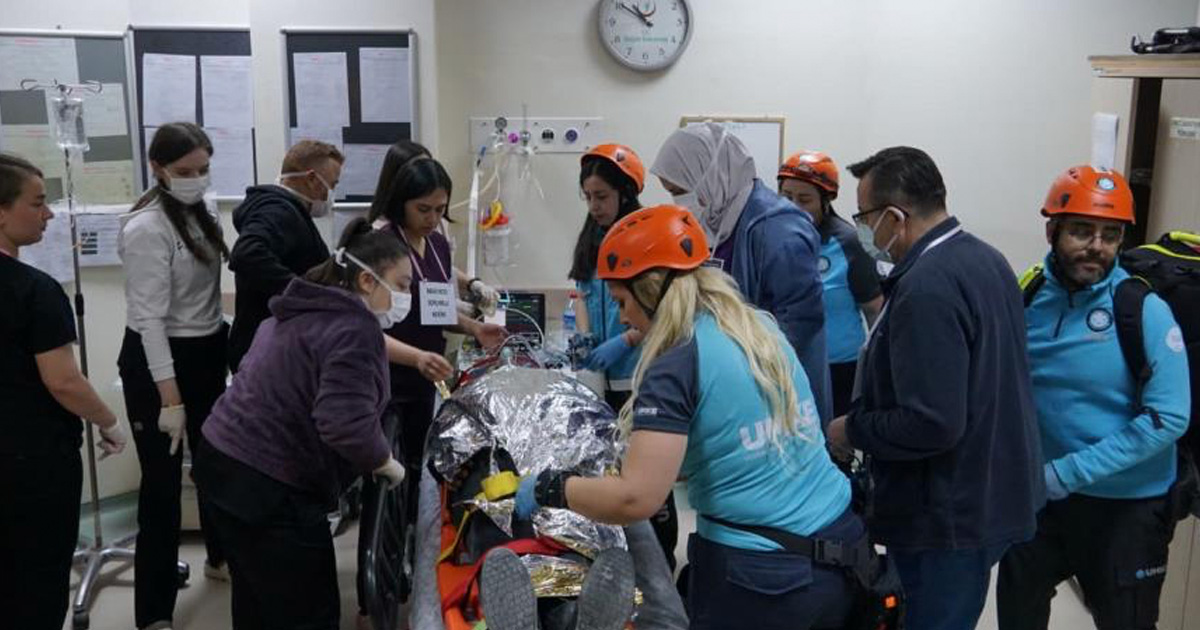 Tatbikat için canlı canlı tabuta girdi 