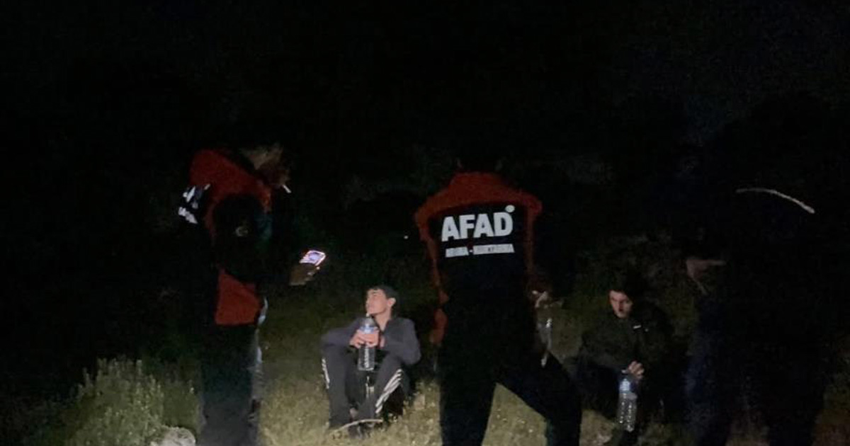 Dağlık alanda mahsur kalan çocuklar kurtarıldı 