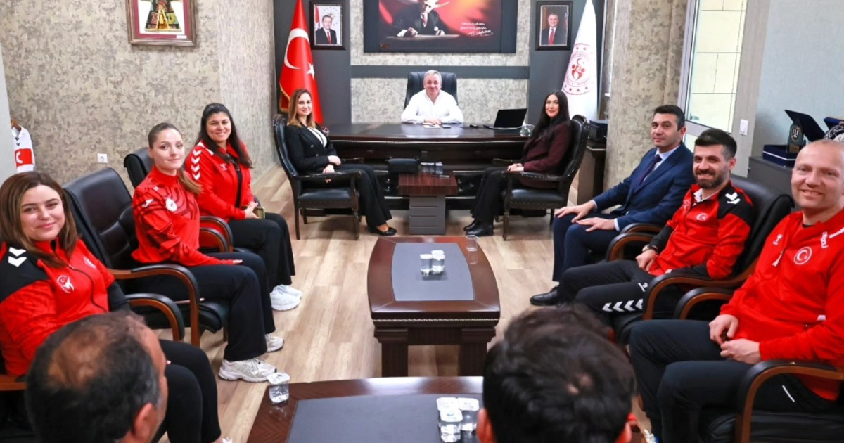 Milli Taekwondocular ve antrenörlerden il müdürüne ziyaret