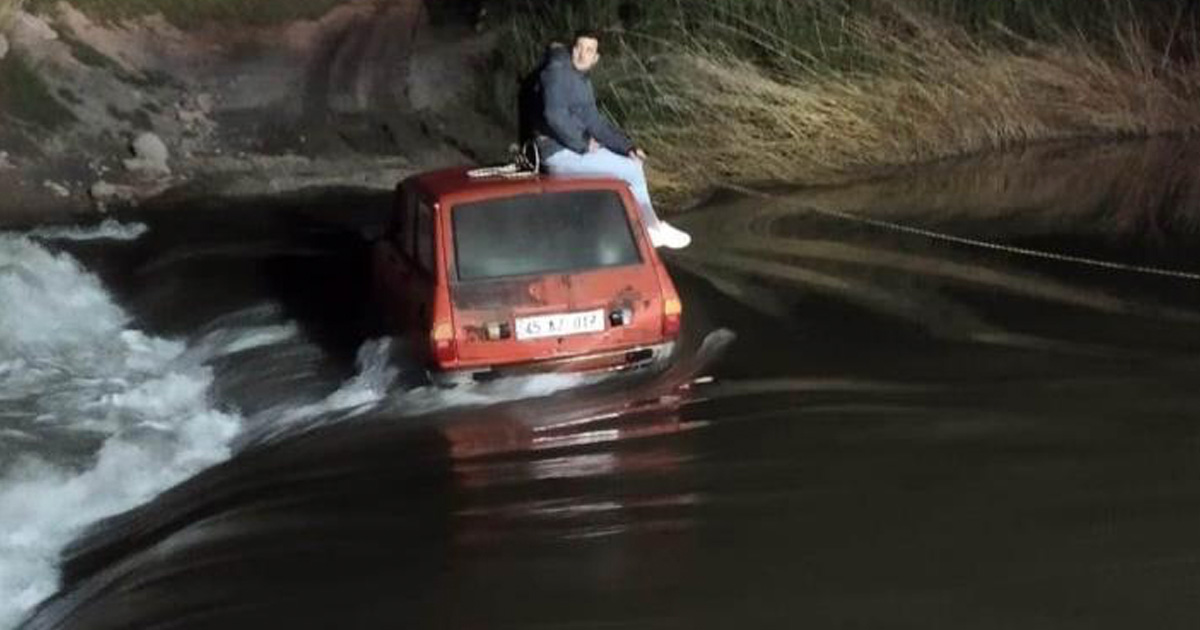 Akıntıya kapılan otomobildeki iki kişi iş makinesiyle kurtarıldı 