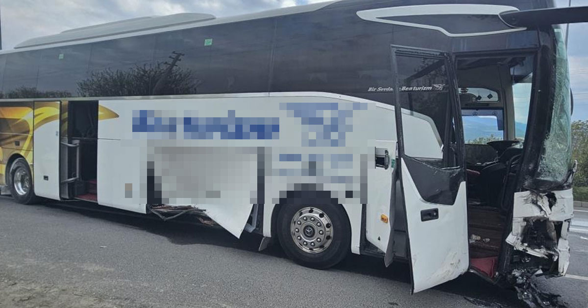 Otobüs, yol kenarındaki yayaya çarptı