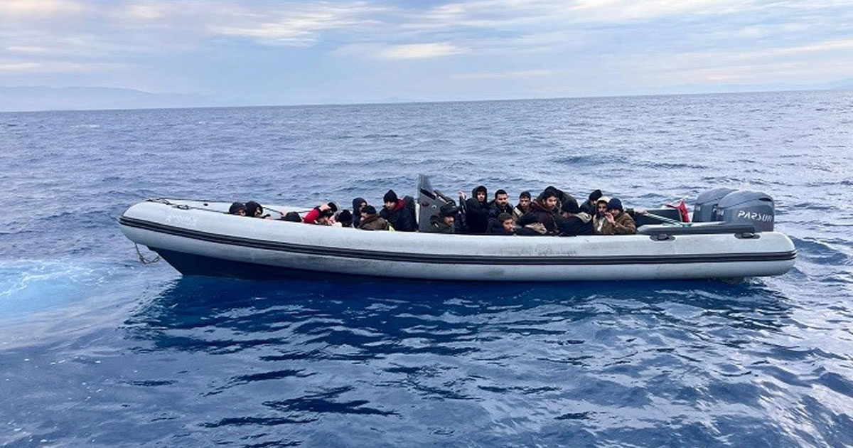 Lastik botta 25 göçmen yakalandı