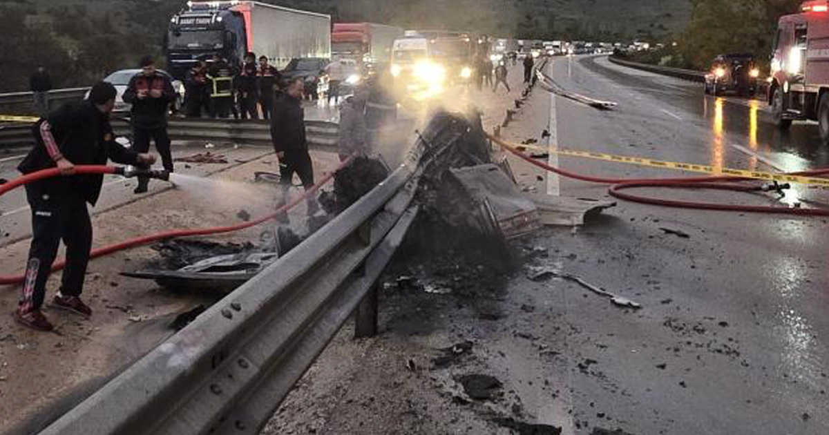 Bariyerlere çarparak yanan otomobilin sürücüsü feci şekilde can verdi 