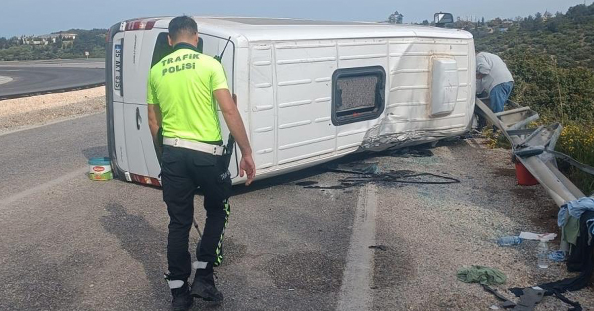 Otomobille çarpışan yolcu minibüsü yan yattı: 10 yaralı