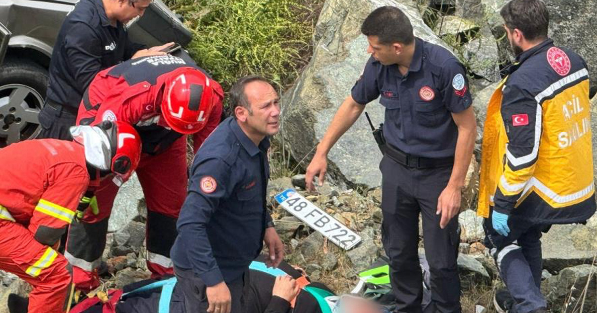 Kontrolden çıkan otomobil, uçuruma yuvarlandı: 2 yaralı 