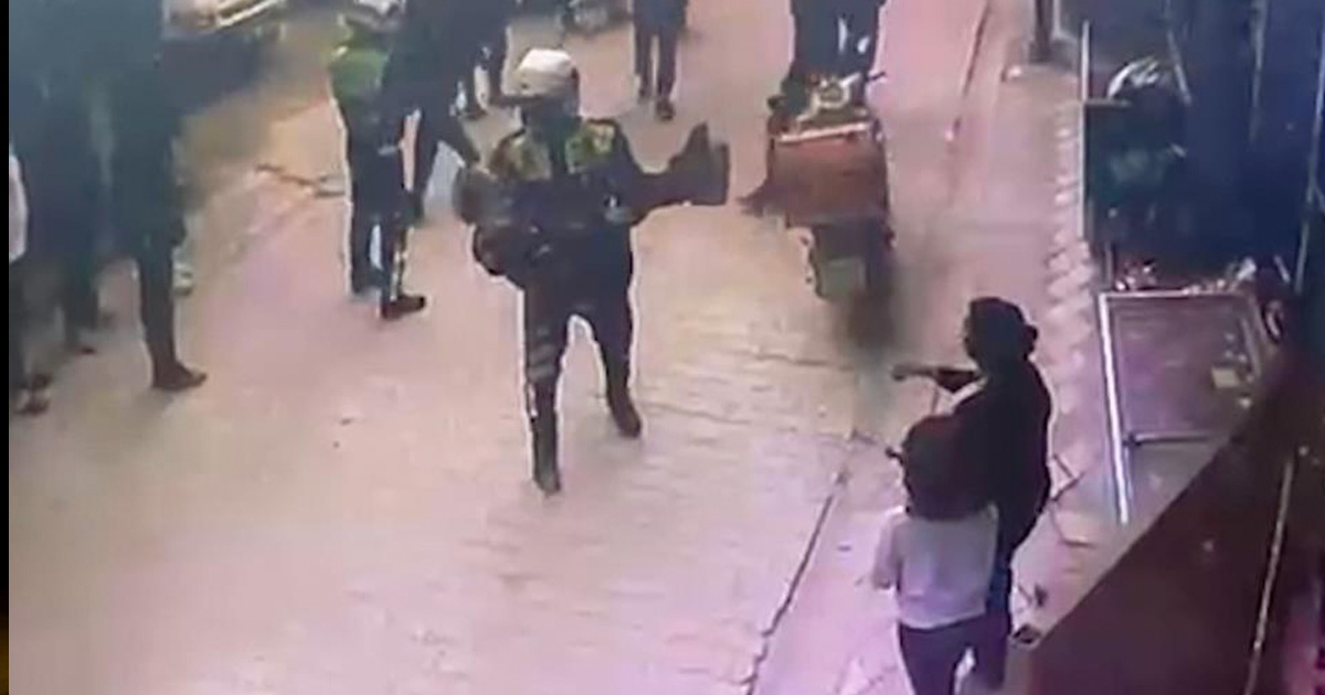 Yangında mahsur kalan yaşlı kadını jandarma ekipleri kurtardı