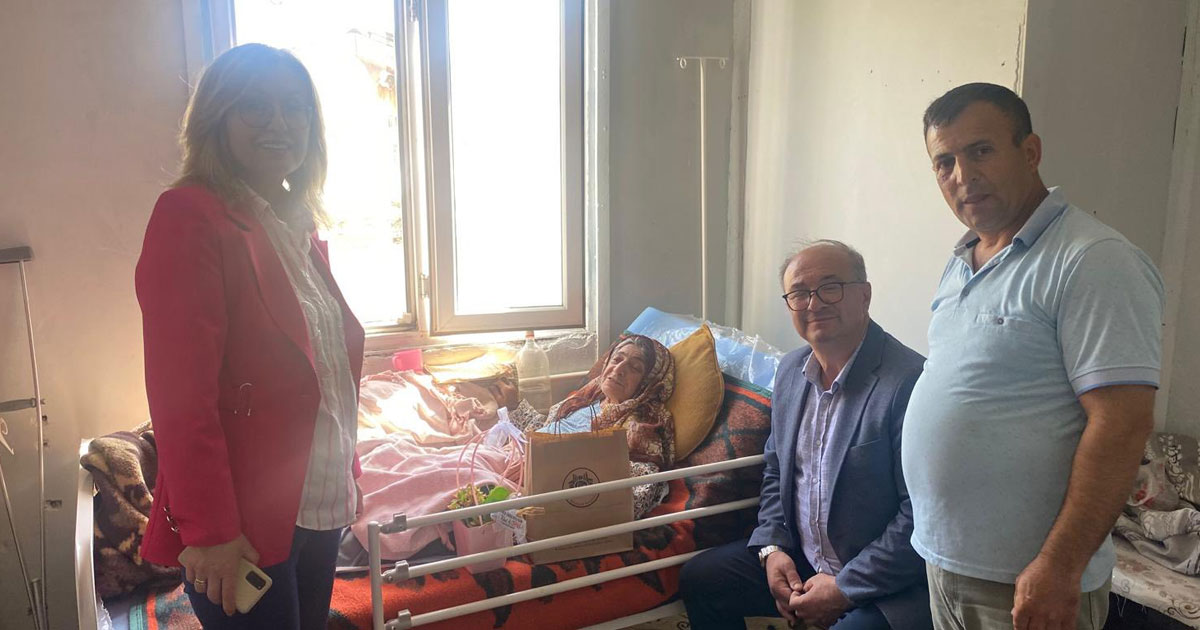 Başkan ve eşinden Anneler Günü ziyaretleri