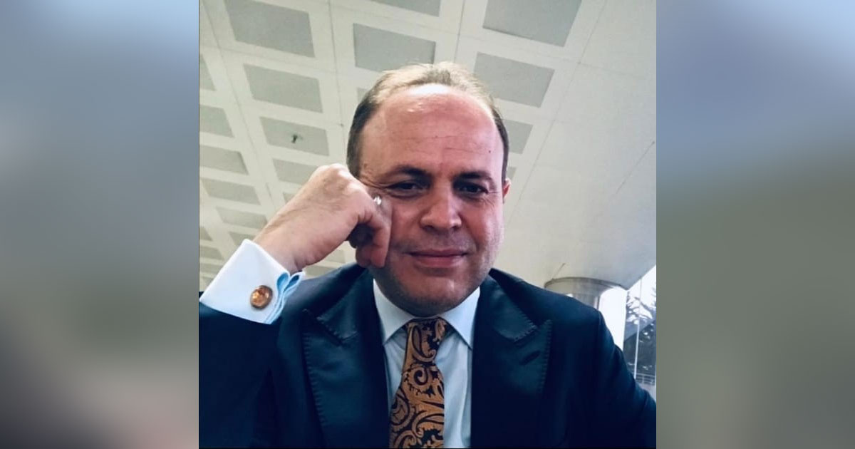 Geri gelen araç ilçe müdürünü  ağır yaraladı