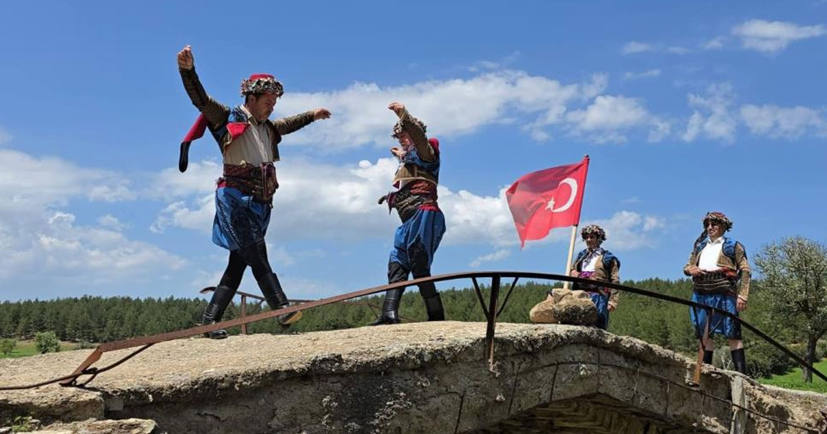Tarihi mekanlarda zeybek coşkusu yaşandı