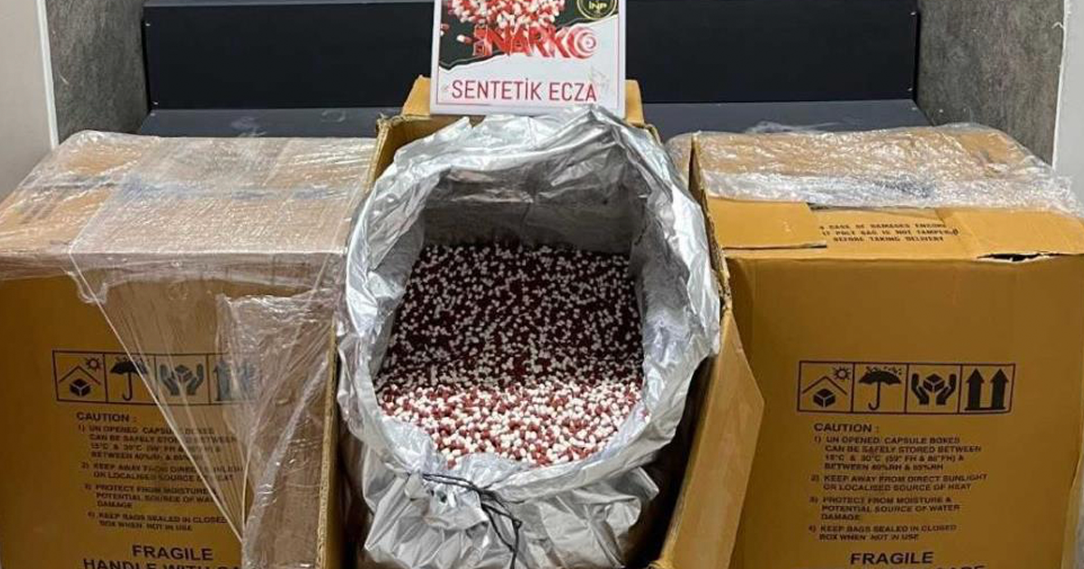 İzmir’de dev uyuşturucu operasyonu: 300 bin hap ele geçirildi