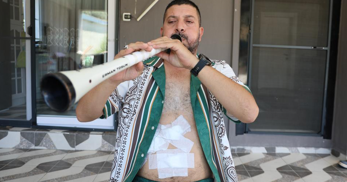 Ameliyattan çıkan hasta solunum egzersizini zurnası ile yaptı 