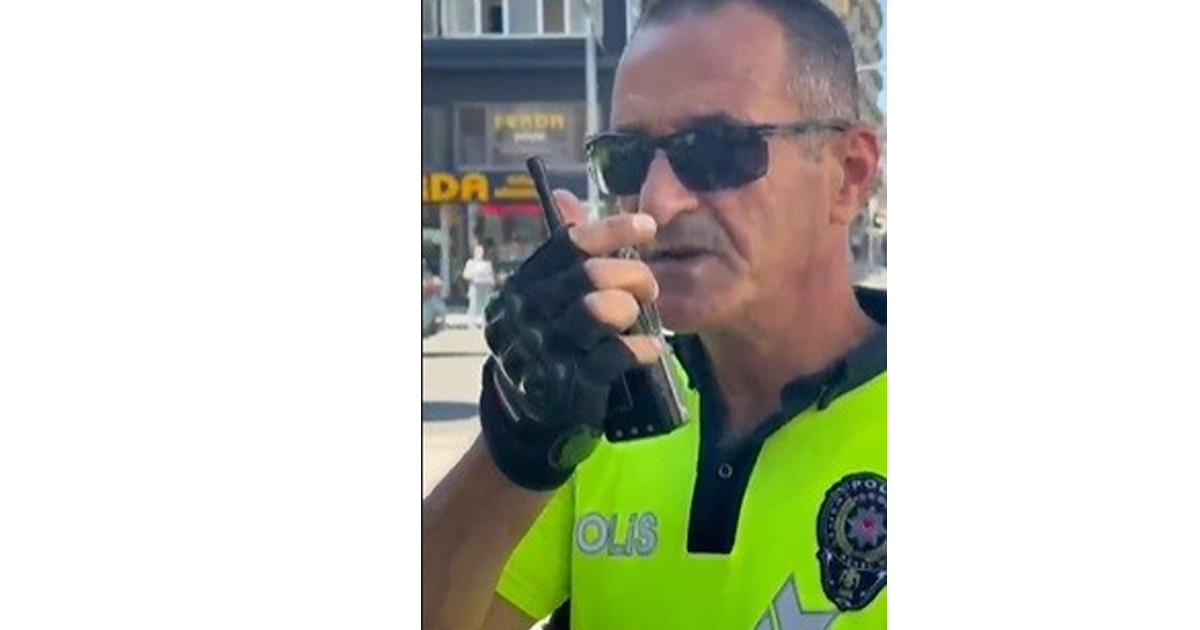 Efsane trafik polisi emekli oldu: Son anonsunda elleri titredi