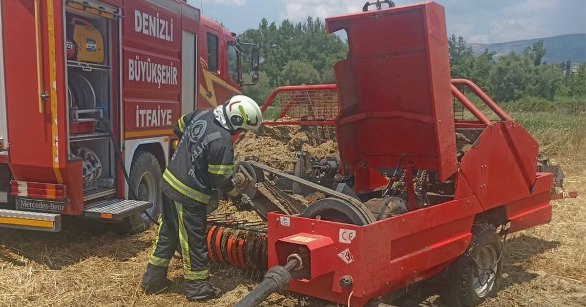 Beyağaç’ta saman paketleme makinesi yandı