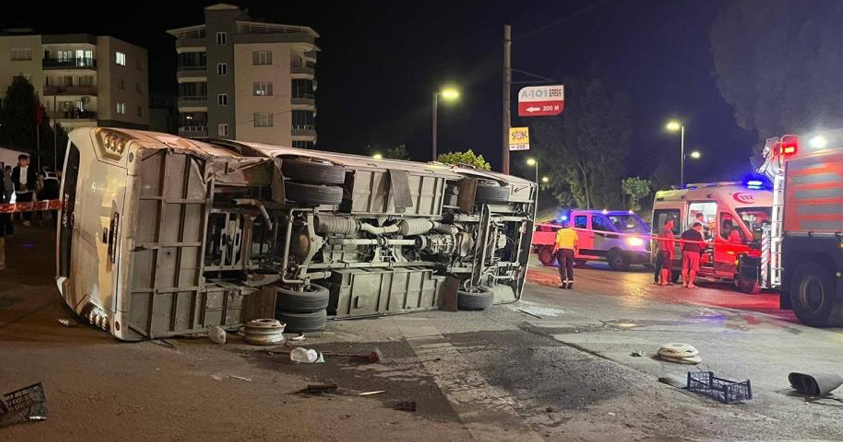 İzmir'de servis otobüsü ile otomobil çarpıştı: 4 yaralı 