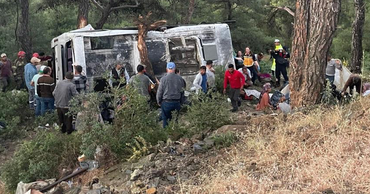 İşçi servisi şarampole devrildi: 22 yaralı 