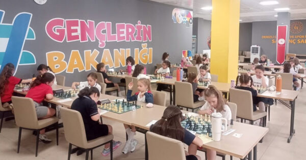 Minik satranççılar Pamukkale’de hamle yapıyor