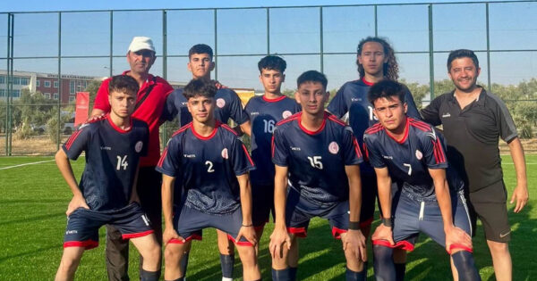 Denizli’nin genç futbolcuları Türkiye şampiyonluğu için Ege Bölgesi’nde mücadele ediyor