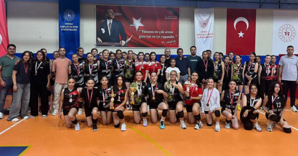 Bozkurtlu kızlar kupa aldı