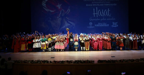 Halk danslarının hasadı sahnede toplandı