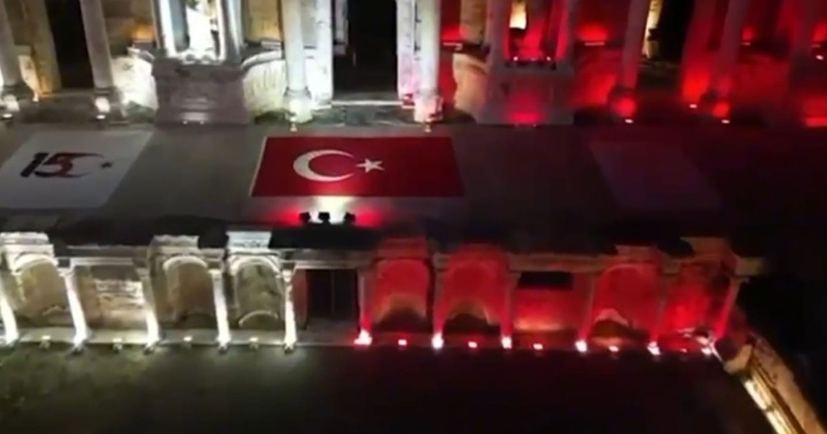 Pamukkale ve Hierapolis, 15 Temmuz için ay yıldizın renkleriyle aydınlatıldı