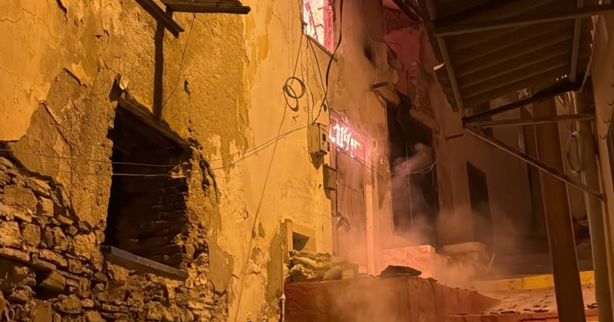 Kuşadası'nda gece yarısı korkutan yangın: Yanlış parklar itfaiyeyi geciktirdi 