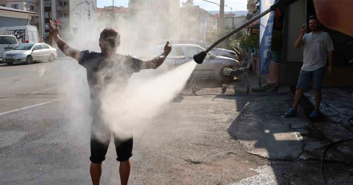 ıScaktan bunalan vatandaş soluğu oto yıkamacıda aldı 