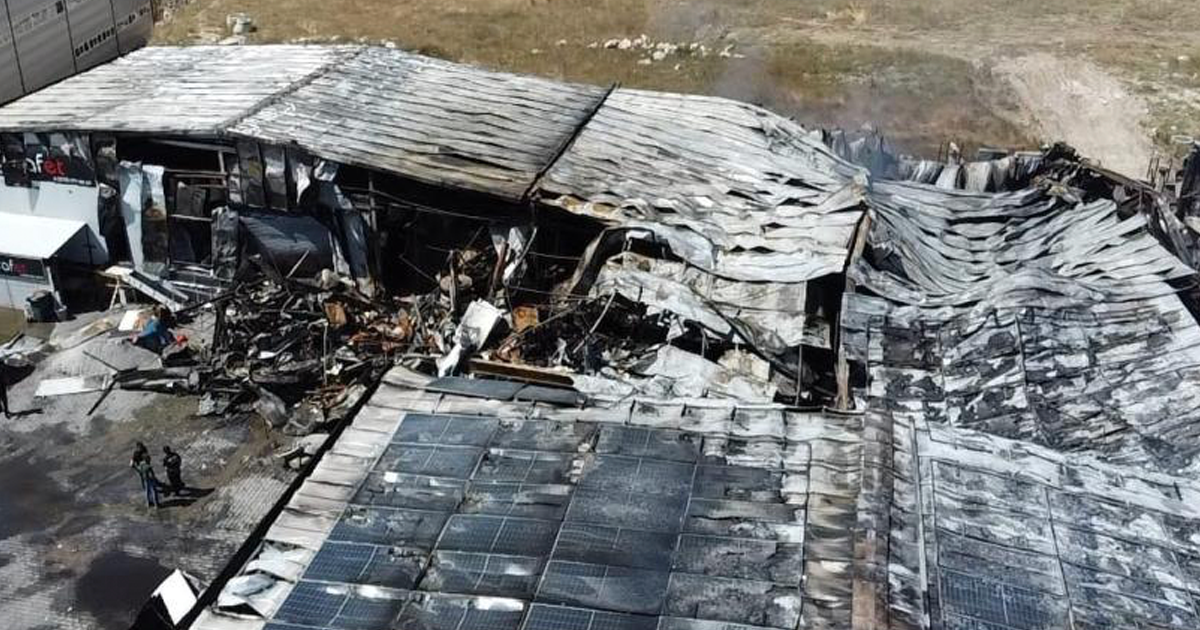Sucuk fabrikası yangın sonrası enkaza döndü 