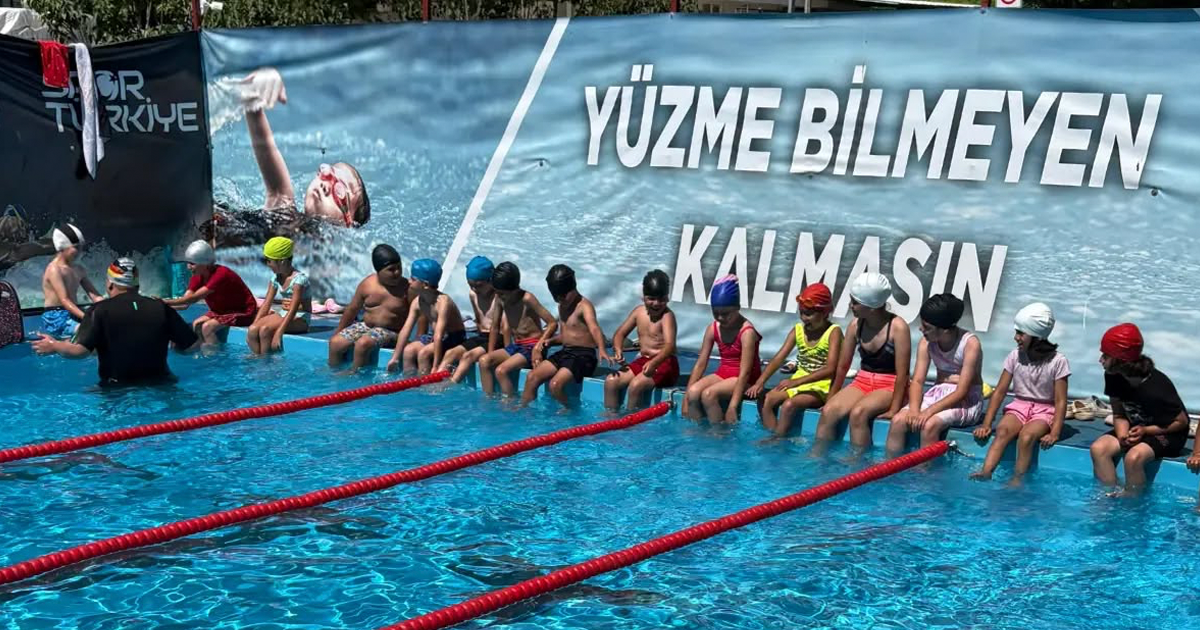 ‘Yüzme Bilmeyen Kalmasın’ projesiyle yaz tatili havuzda başladı