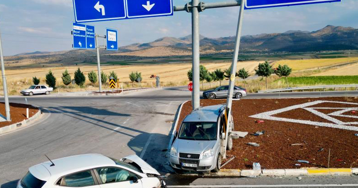 Hafif ticari araç otomobille çarpıştı: 7 yaralı 
