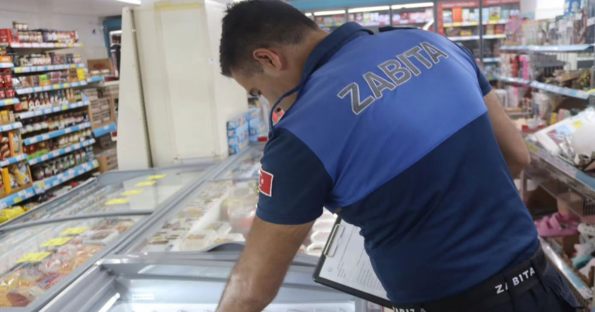 Çal’da zincir marketlerde gıda denetimi