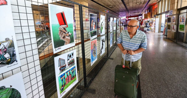 Otogarda karikatür sergisi