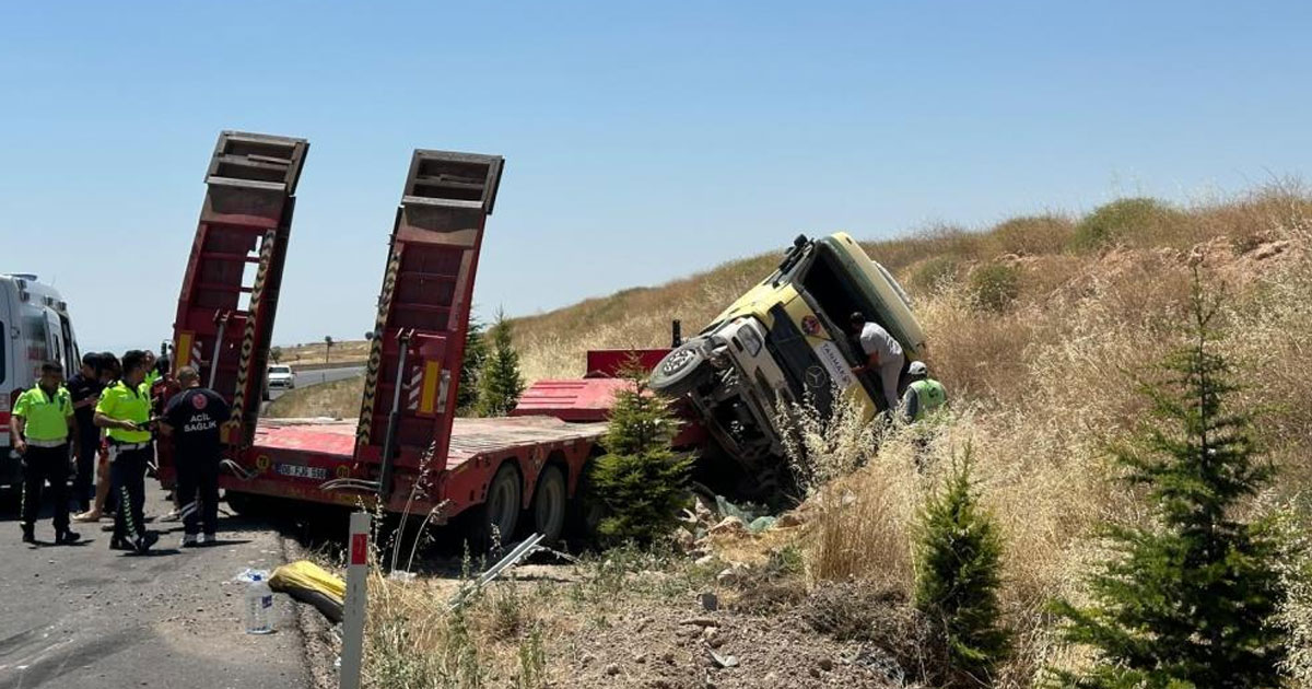 Ulubey yolunda tır devrildi: 1'i ağır 3 yaralı