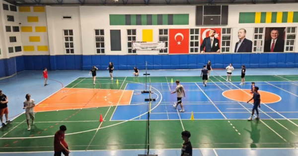 Pamukkale GSB Spor Okulları’nda badminton çalışmaları sürüyor