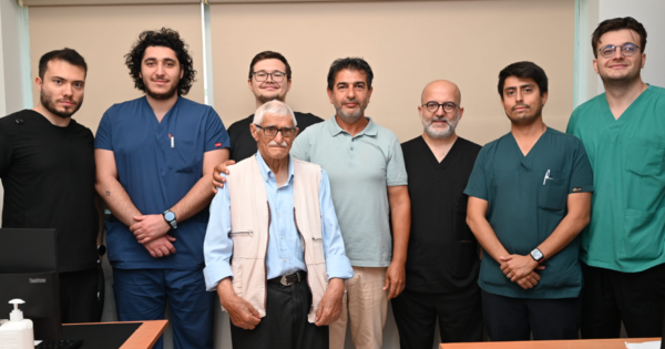 PAÜ Hastaneleri’nde 82 yaşındaki hastaya başarılı ameliyat gerçekleştirildi