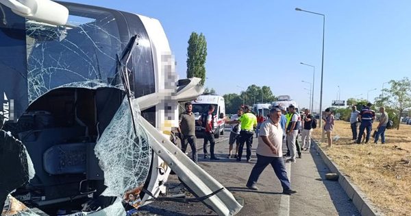 Yolcu otobüsü devrildi: 22 yaralı