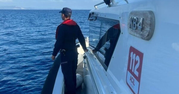 Lastik botta sürüklenen vatandaşı sahil güvenlik kurtardı