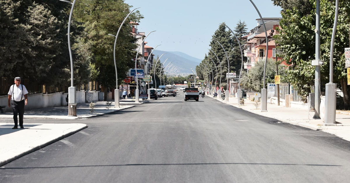 Tavas’ta caddelerde yenileme çalışması sürüyor