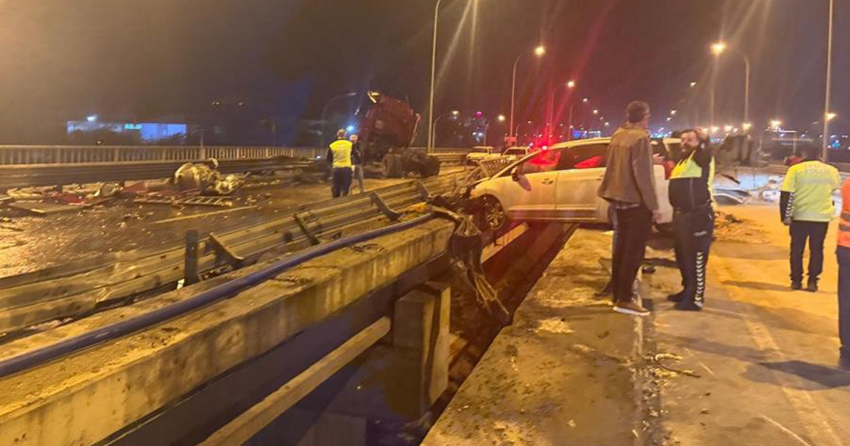 Afyonkarahisar'da tır ile otomobiller çarpıştı: 1 ölü, 7 yaralı